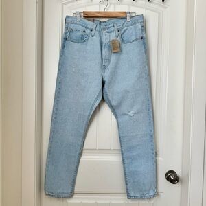 NWT Levi’s 501 Skinny 100% cotton distressed light wash jeans. 32” by 28”